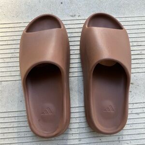 Men’s Yeezy Slides 10.5 (Flax)